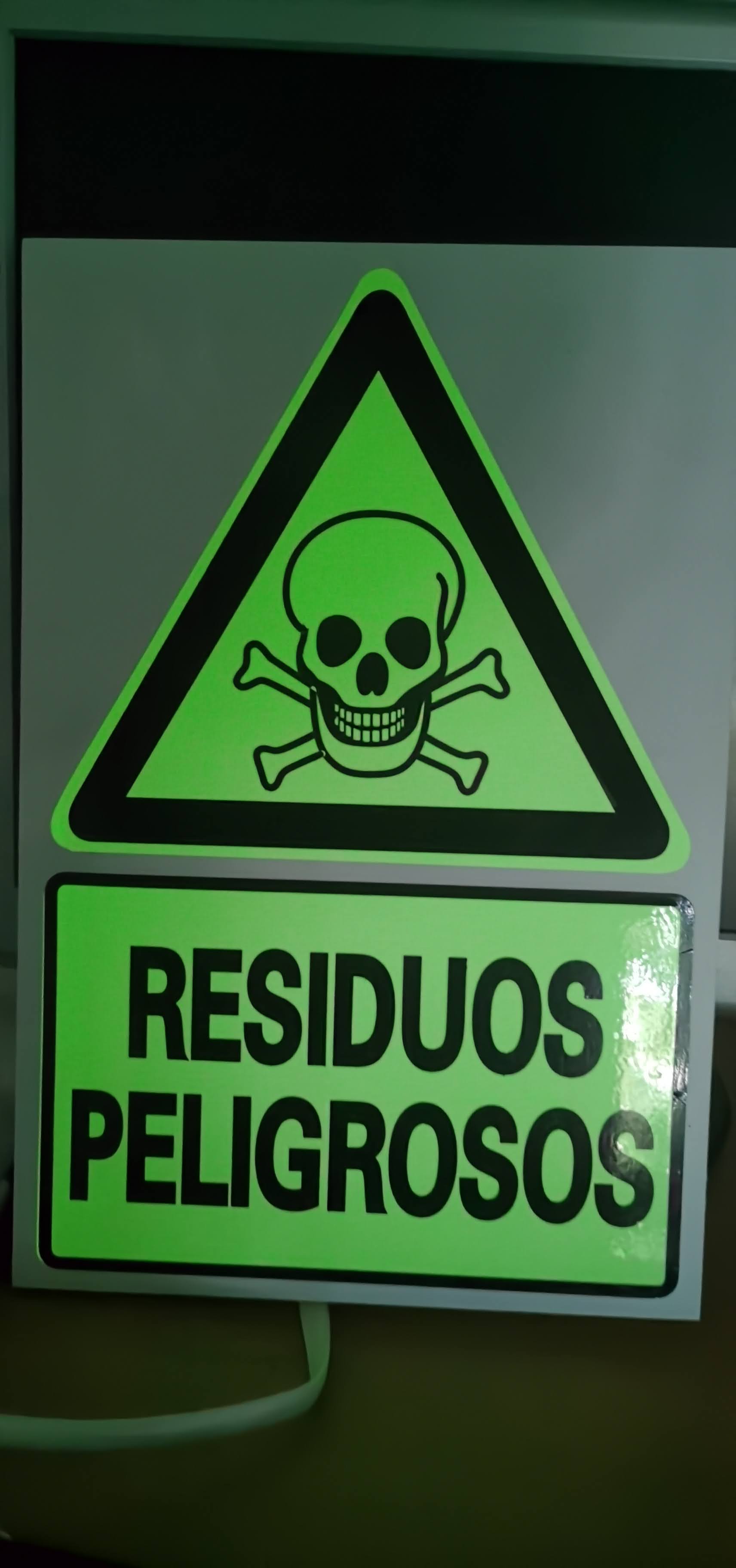 Aplicación de vinil decorativo en superficie comercial