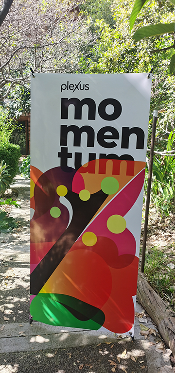 Lona publicitaria front de 13 oz impresa a color y montada en estructura exterior.