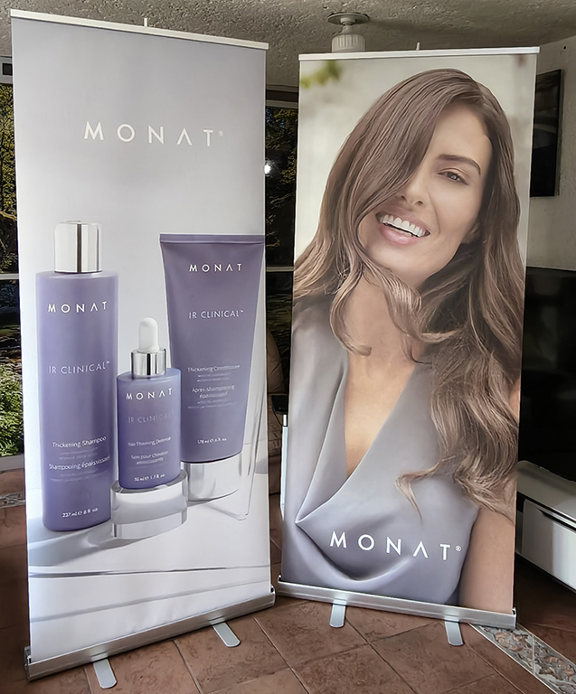 Display roll up de 85x200 cm impreso en PET banner respaldo gris con fotografía de modelo.