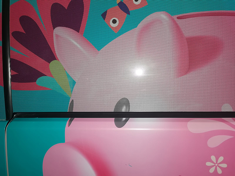 Vinil microperforado One Way Vision con ilustración colorida para ventana o vehículo en CDMX.