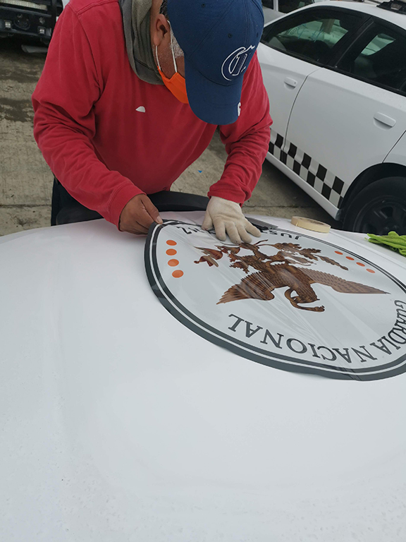 Instalación de vinil reflejante impreso sobre vehículo de flotilla en CDMX.