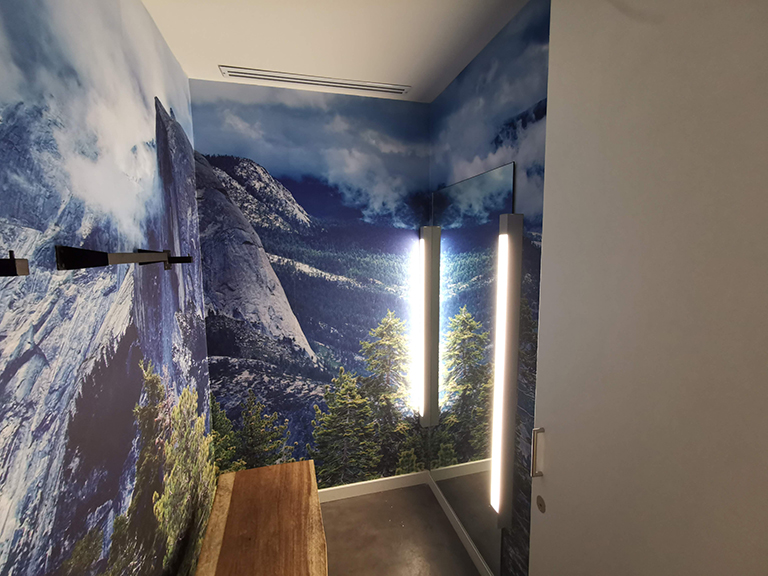 Mural fotográfico de paisaje de montaña impreso en vinil para muros en interior comercial.