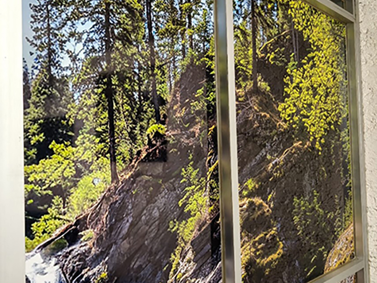 Vinil estático blanco impreso con paisaje fotográfico en ventana residencial, Print Creativa CDMX.